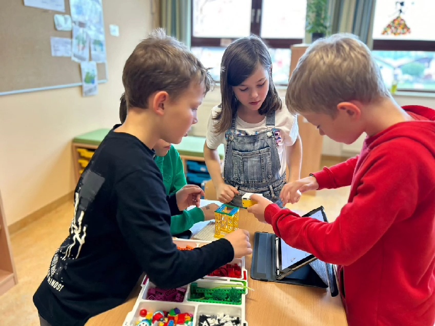Volksschule Handenberg entdeckt Technik: Bee-Bots & LEGO SPIKE Essential! 🚀 